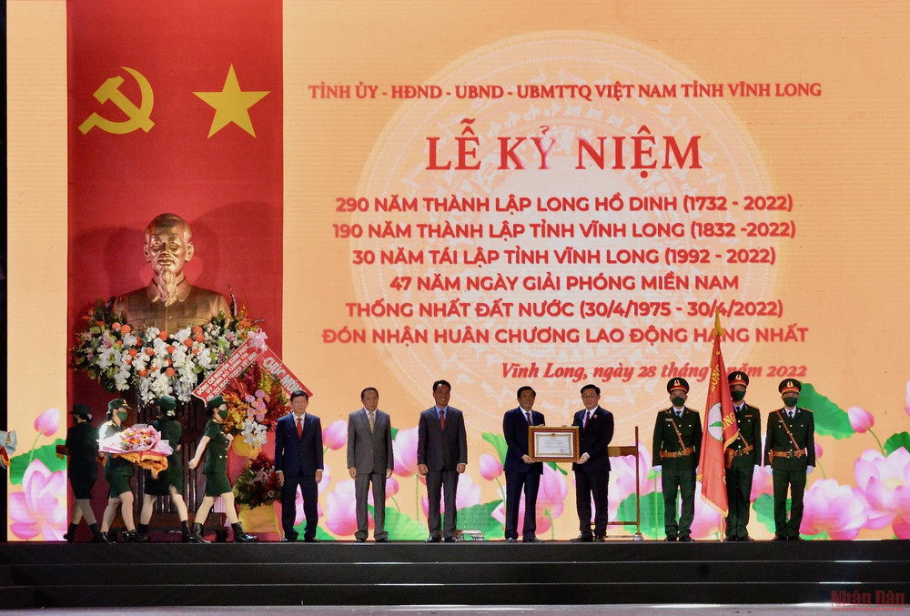 Chủ tịch Quốc hội trao Huân chương Lao động hạng Nhất tặng Đảng bộ, chính quyền và nhân dân tỉnh Vĩnh Long (Ảnh: CHIẾN THẮNG)