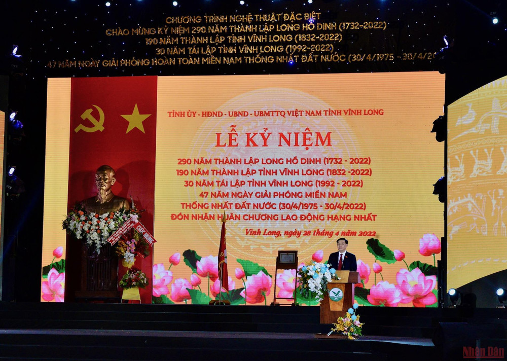 Chủ tịch Quốc hội Vương Đình Huệ phát biểu tại buổi lễ. (Ảnh: CHIẾN THẮNG) Xây dựng Vĩnh Long phát triển nhanh và bền vững, có vị thế xứng đáng trong khu vực -0