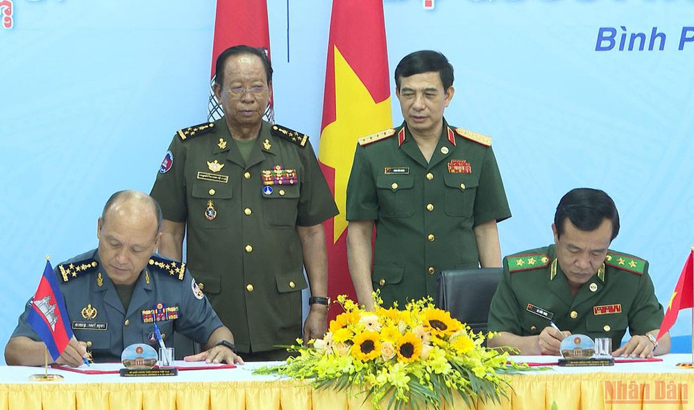 Bộ trưởng Quốc phòng hai nước chứng kiến Lễ ký thỏa thuận hợp tác giữa Bộ Tư lệnh Bộ đội Biên phòng Việt Nam với Bộ Tư lệnh Hiến binh Campuchia. Tăng cường quan hệ quốc phòng Việt Nam-Campuchia -0