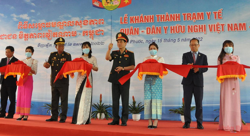 Bộ trưởng Quốc phòng hai nước cắt băng khánh thành Trạm Quân dân y Việt Nam-Campuchia tại huyện Lộc Ninh, tỉnh Bình Phước. Tăng cường quan hệ quốc phòng Việt Nam-Campuchia -0