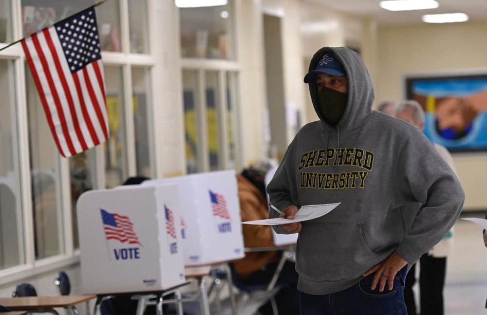 Một cử tri tại TP Winchester, phía bắc bang Virginia, bỏ phiếu vào đúng Ngày Bầu cử. (Ảnh: Getty Images) Pic -0