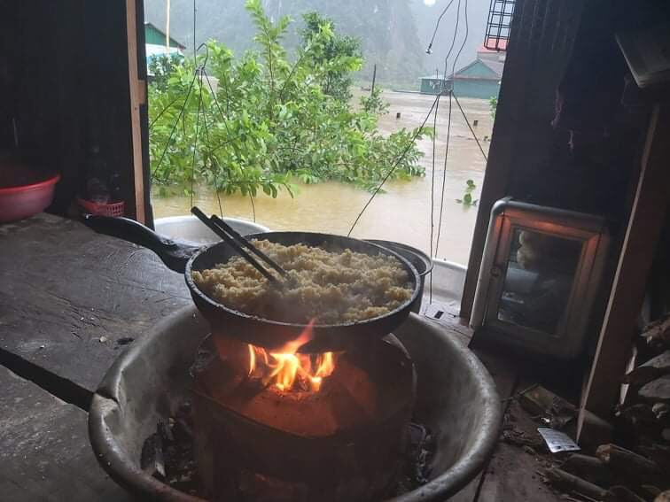 Chuẩn bị bữa cơm trên nhà nổi ở “rốn lũ” Tân Hóa (Quảng Bình). Lũ lên nhanh, rút chậm, miền trung