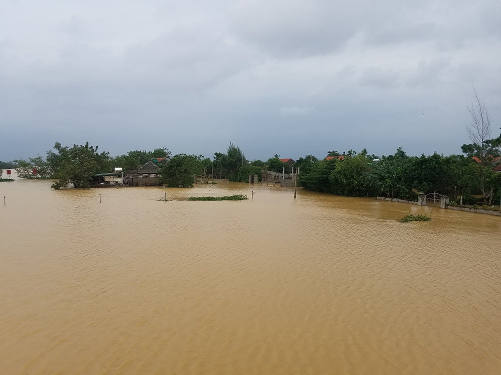 Sang ngày thứ 3, nhà dân ở xã Duy Ninh, huyện Quảng Ninh chìm trong nước. Lũ lên nhanh, rút chậm, miền trung