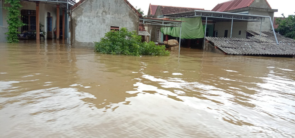 Nước lũ dâng cao rút chậm, người dân Lệ Thủy có dấu hiệu mệt mỏi khi ứng phó với lũ lụt. Lũ lên nhanh, rút chậm, miền trung