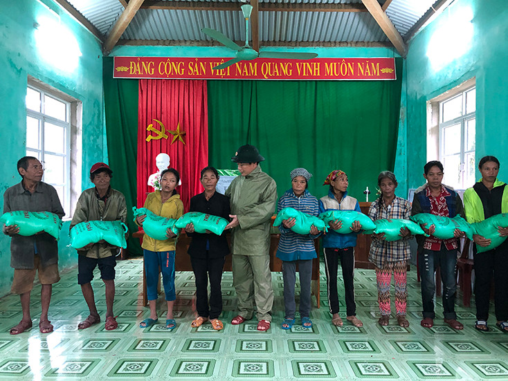 Chỉ huy trưởng Bộ đội biên phòng Quảng Bình trao hỗ trợ gạo cho đồng bào Rục. Lũ lên nhanh, rút chậm, miền trung nỗ lực khắc phục hậu quả -0