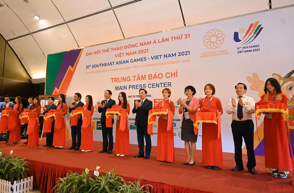 Các đại biểu thực hiện nghi thức khai trương Trung tâm báo chí SEA Games 31.