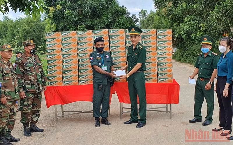 Lãnh đạo Đồn Biên phòng Long Khốt (huyện Vĩnh Hưng, Long An) trao tiền và quà hỗ trợ Campuchia dịp bầu cử Hội đồng xã, phường năm 2022.