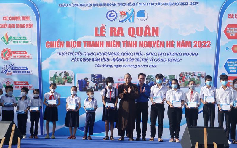 Trao tặng 20 phần quà cho các học sinh có hoàn cảnh khó khăn. Tiền Giang tổ chức ra quân Chiến dịch Thanh niên tình nguyện hè -0