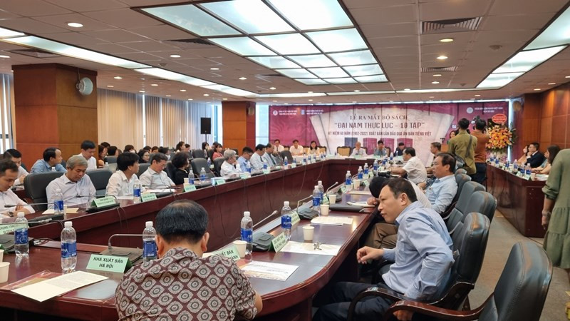 Đông đảo các nhà khoa học tham dự lễ ra mắt bộ sách “Đại Nam thực lục”. Ra mắt 10 tập bộ sách sử