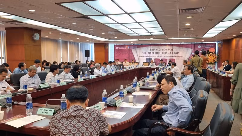 Ra mắt 10 tập bộ sách sử 