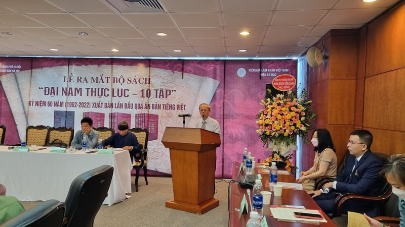 GS,TS Đinh Xuân Dũng, chủ trì lễ ra mắt bộ sách, phát biểu tại buổi lễ. Ra mắt 10 tập bộ sách sử