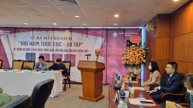 Ra mắt 10 tập bộ sách sử 