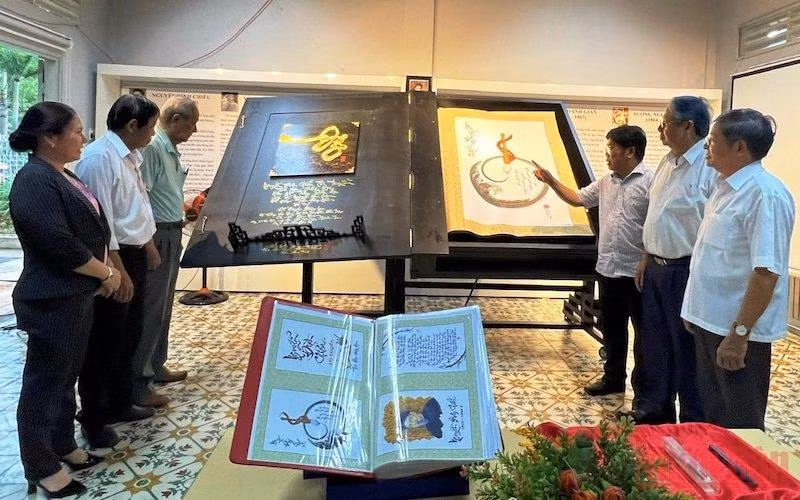 Quyển thư pháp khổ lớn về Danh nhân Nguyễn Đình Chiểu được trưng bày tại Thư viện Nguyễn Đình Chiểu.