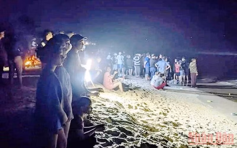 Nỗ lực tìm kiếm nạn nhân mất tích do đuối nước tại vùng biển xã Phú Hải, huyện Phú Vang, tỉnh Thừa Thiên Huế. (Ảnh: CTV)