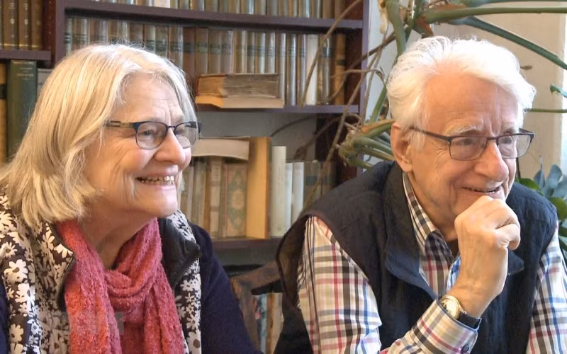 Giáo sư, Tiến sĩ Günter Giesenfeld cùng vợ là bà Marianne Ngo. (Ảnh: Mạnh Hùng/TTXVN)