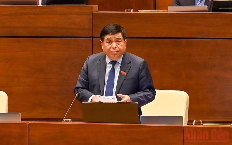 Bộ trưởng Kế hoạch và Đầu tư Nguyễn Chí Dũng phát biểu giải trình sau phiên thảo luận ngày 9/11. (Ảnh: LINH NGUYÊN)