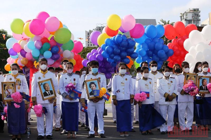 Nhân dân Campuchia luôn ghi nhớ công lao giành độc lập cho đất nước của cố Quốc vương Samdech Preah Norodom Sihanouk. (Ảnh: NGUYỄN HIỆP) Vương quốc Campuchia kỷ niệm 68 năm ngày Quốc khánh -0