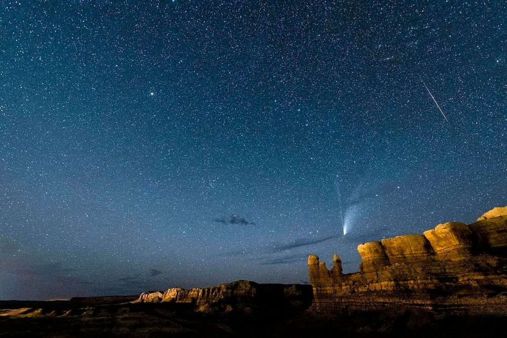 Sao chổi Neowise và một thiên thạch đang rơi được chụp ở vùng Bluff, Utah, vào ngày 20-7. Ảnh: Spaceweather.com. Tranh thủ ngắm sao chổi Neowise trước khi biến mất -0