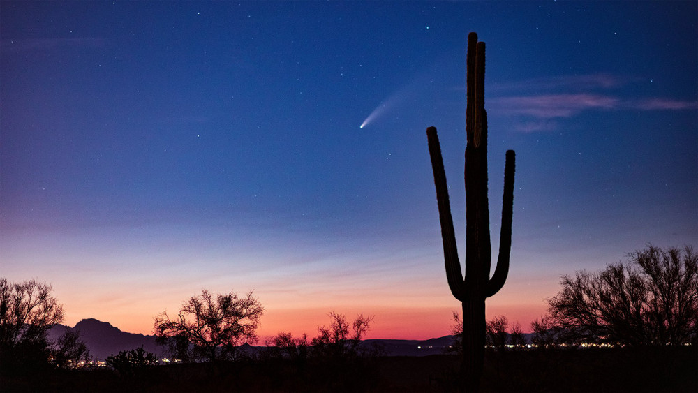 Sao chổi Neowise đi qua sa mạc gần Phoenix, Arizona, Mỹ tối 16-7. Ảnh: John Sirlin. Tranh thủ ngắm sao chổi Neowise trước khi biến mất -0