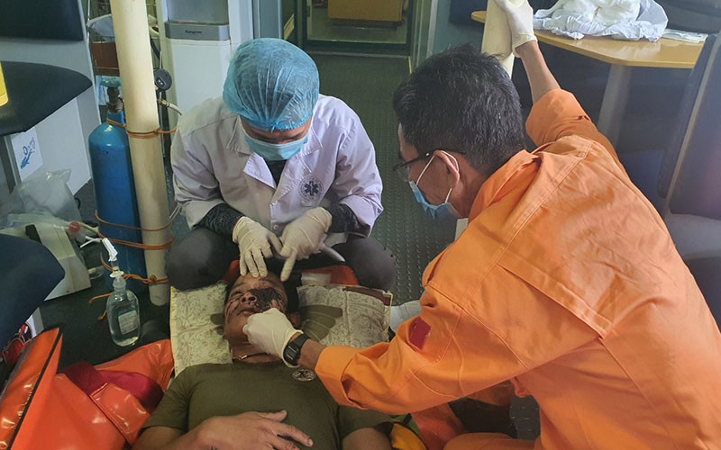Thuyền viên được chăm sóc y tế kịp thời. Cứu nạn khẩn cấp thuyền viên bị tai nan lao động, hôn mê trên biển -0