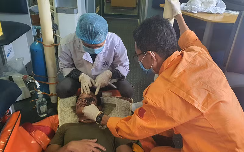 Cứu nạn khẩn cấp thuyền viên bị tai nan lao động, hôn mê trên biển -0