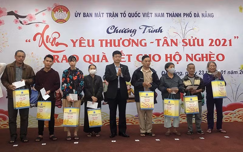 Trao quà Tết cho các gia đình hộ nghèo.