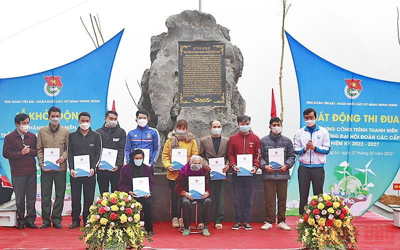 Ban Tổ chức chương trình trao quà tặng các gia đình chính sách trong khuôn khổ buổi lễ. Khởi động tu bổ di tích quốc gia đèo Lũng Lô và dự án “Mắt sáng học đường” -0