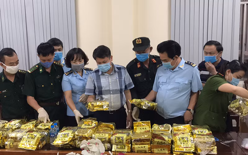 Lực lượng chức năng đang kiểm đếm số ma túy tang vật.