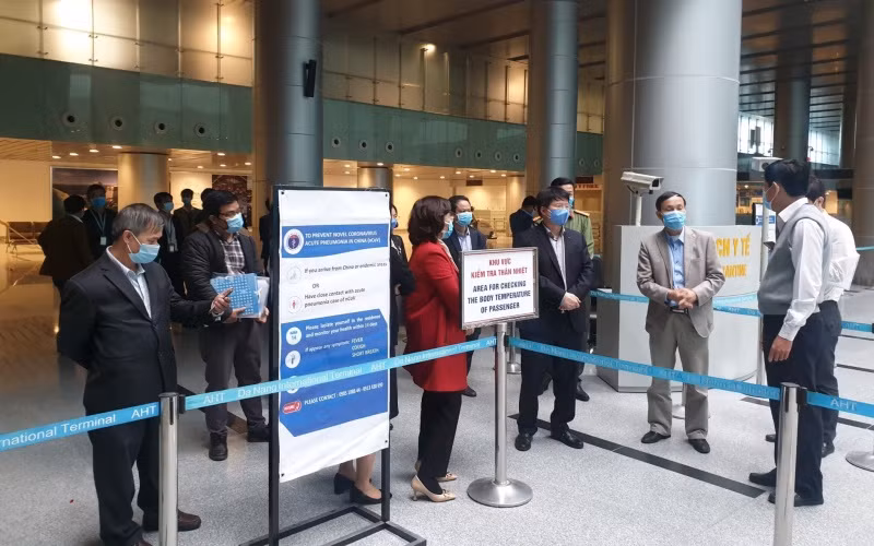 Đoàn công tác của Bộ Y tế kiểm tra công tác phòng, chống dịch tại sân bay quốc tế Đà Nẵng, chiều 14-1.