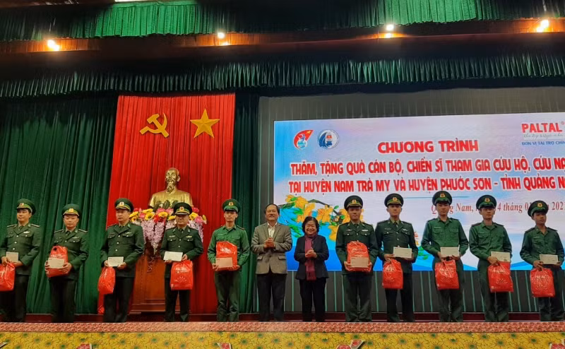 Đồng chí Trương Mỹ Hoa thăm, tặng quà nhân dân vùng sạt lở ở Quảng Nam -0