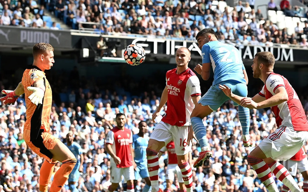 Hàng thủ Arsenal liên tiếp mắc lỗi sơ đẳng trong những trận đấu gần đây. (Ảnh: Man City) Arsenal chìm sâu vào khủng hoảng -0