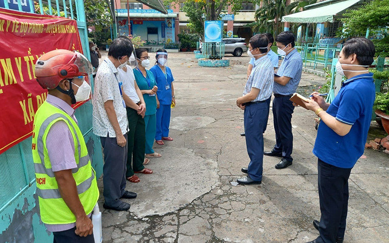 PGS, TS Nguyễn Hoàng Long, Cục trưởng Cục Phòng, chống HIV/AIDS kiểm tra tại một trạm y tế lưu động.