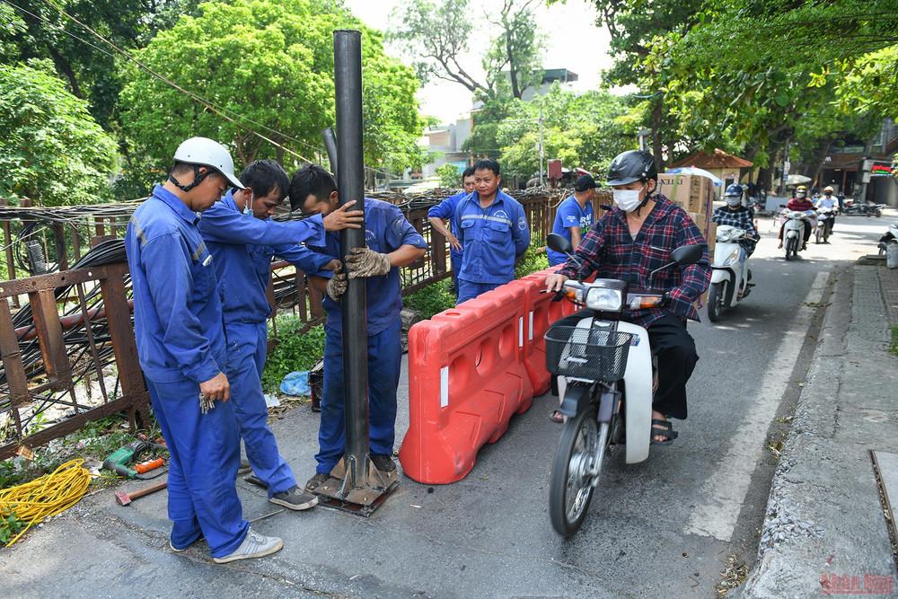 Đơn vị quản lý cầu Long Biên đã bắt đầu dựng những cột sắt hai bên đầu cầu để ngăn ngừa các xe ba bánh xe chở hàng nặng cồng kềnh, xe ô-tô đi qua cầu. Lắp rào chắn bảo vệ cầu Long Biên -0