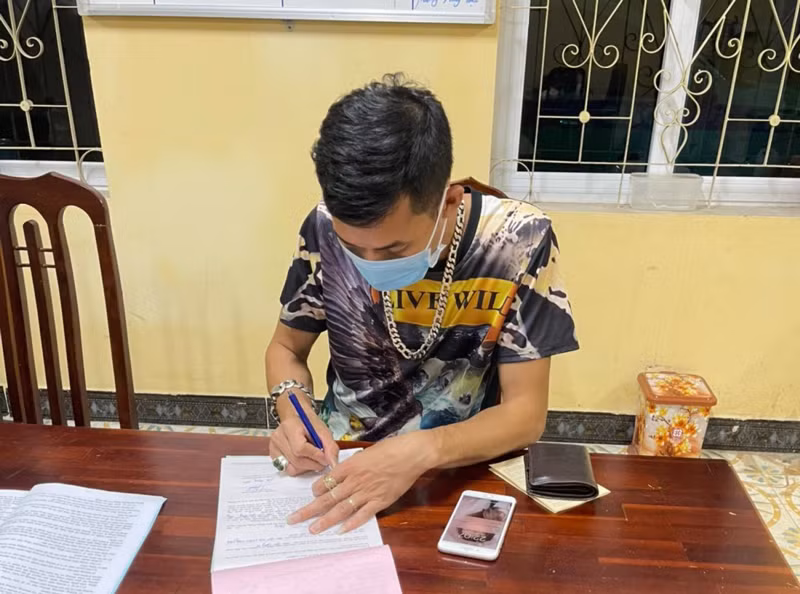 Lái xe Vi Mạnh Hùng ký biên bản vi phạm tại Phòng Cảnh sát giao thông Công an tỉnh Tuyên Quang.