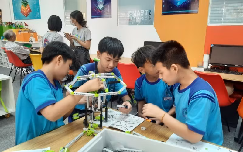 Các trường học theo Mô hình Trường học tiên tiến, theo xu thế hội nhập khu vực và quốc tế luôn chú trọng phát huy tối đa năng khiếu của học sinh.