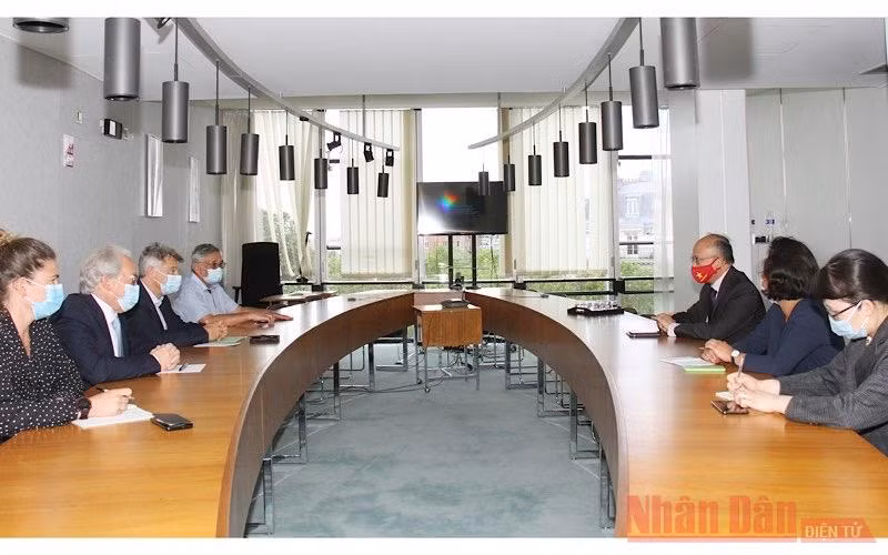 Bí thư toàn quốc Đảng Cộng sản Pháp Fabien Roussel tiếp Đại sứ Việt Nam tại Pháp Đinh Toàn Thắng.