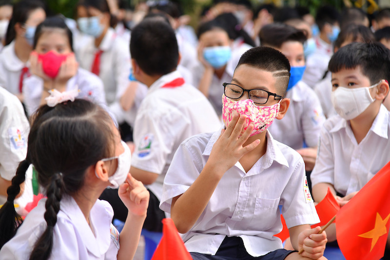 Các em học sinh vui vẻ trò chuyện với nhau bằng ngôn ngữ ký hiệu. Ngày khai giảng của những học sinh “đặc biệt” -0