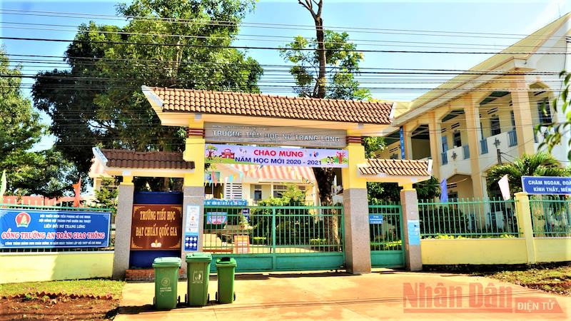 Sáng 5-9, Trường tiểu học Nơ Trang Lơng, xã Cư Êbur vẫn đóng cổng im lìm.
