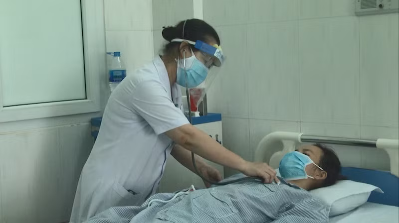 Một bệnh nhân bị ngộ độc sau ăn Pate Minh Chay đang điều trị tại Bệnh viện ĐK Vĩnh Đức