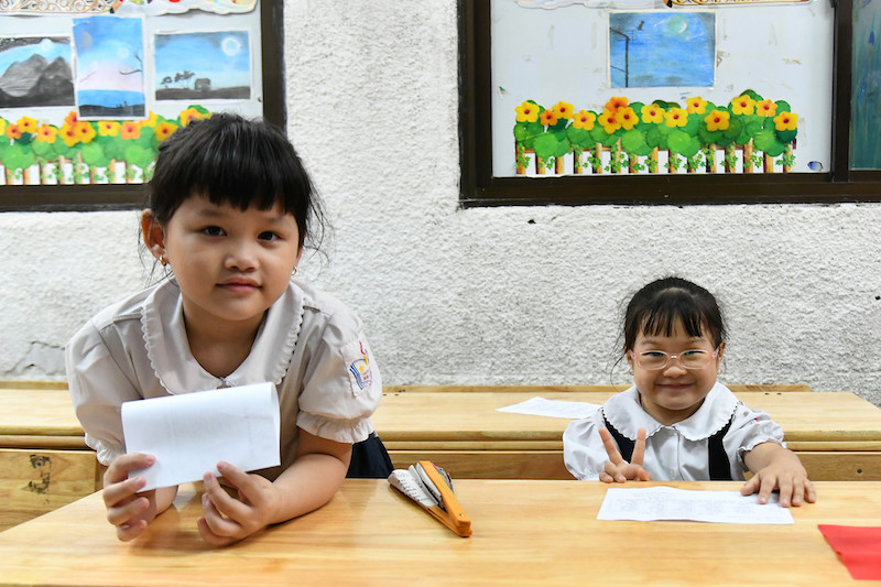 Niềm hân hoan hiện rõ trên khuôn mặt của em học sinh trong tiết học đầu tiên của năm học mới. Ngày khai giảng của những học sinh “đặc biệt” -2