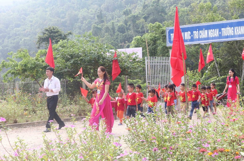 Thầy, cô đón học sinh vào lớp 1 năm học 2020 – 2021 tại điểm chính Trường tiểu học Hữu Khuông. Niềm vui đón năm học mới tại các địa phương trên cả nước -0