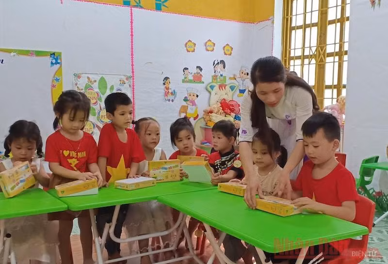 Cô và trò Trường mầm non Xuân La bên bàn, ghế và đồ dùng học tập mới được Báo Nhân Dân hỗ trợ. 