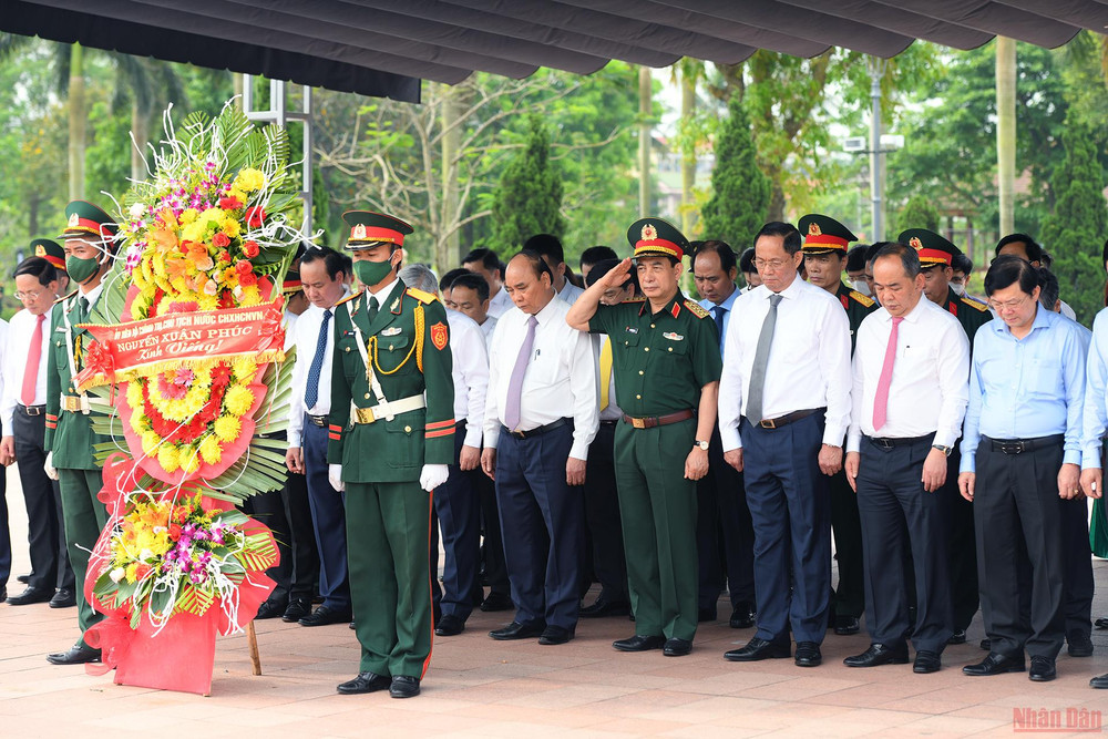 Trong không khí trang nghiêm và thành kính, Chủ tịch nước Nguyễn Xuân Phúc và các thành viên trong đoàn đã kính cẩn nghiêng mình dành phút mặc niệm để tưởng nhớ các anh hùng liệt sĩ đã hy sinh trong chiến dịch chống phản công 81 ngày đêm bảo vệ Thành Cổ và thị xã Quảng Trị 1972. (Ảnh: THÀNH ĐẠT) Chủ tịch nước Nguyễn Xuân Phúc dâng hương Thành cổ Quảng Trị và Khu lưu niệm Tổng Bí thư Lê Duẩn -0