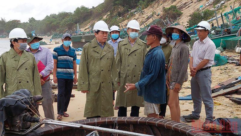 Phó Bí thư Tỉnh ủy, Chủ tịch UBND tỉnh Phú Yên Trần Hữu Thế thăm, động viên và chỉ đạo công tác khắc phục hậu quả thiên tai, giúp ngư dân xã An Hòa Hải, huyện Tuy An sớm ổn định cuộc sống.