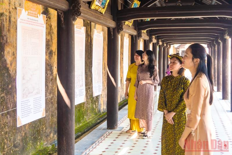 Các nhà nghiên cứu, công chúng ở Huế tìm hiểu về bản Kiều chép tay của Hoàng gia triều Nguyễn. Triển lãm bản Kiều chép tay của Hoàng gia triều Nguyễn tại Đại nội Huế -0