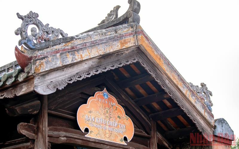 Triển lãm giới thiệu, miêu tả đặc điểm, tính chất của bản Kiều chép tay của Hoàng gia triều Nguyễn thông qua 36 pa-nô được thiết kế phù hợp không gian trưng bày. Triển lãm bản Kiều chép tay của Hoàng gia triều Nguyễn tại Đại nội Huế -0