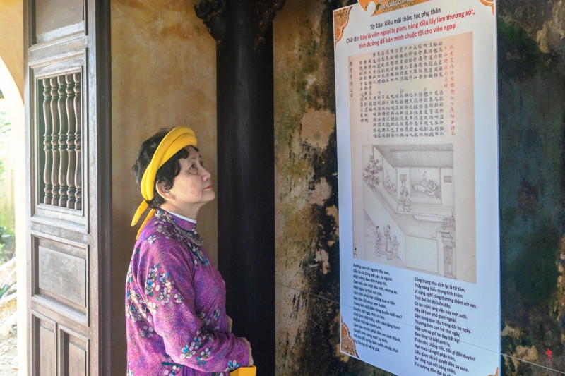 Trung tâm Bảo tồn di tích cố đô Huế thiết kế 36 pa-nô để giới thiệu “Bản Kiều chép tay của Hoàng gia triều Nguyễn”. Triển lãm bản Kiều chép tay của Hoàng gia triều Nguyễn tại Đại nội Huế -0