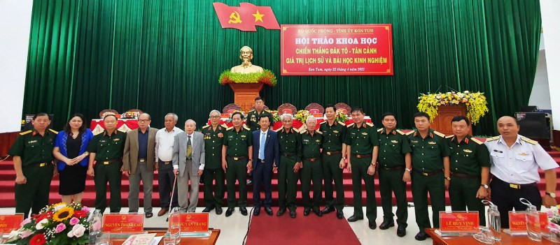 Ban Tổ chức Hội thảo chụp hình lưu niệm với các nhân chứng lịch sử trận đánh Đăk Tô-Tân Cảnh. Hội thảo “Chiến thắng Đăk Tô-Tân Cảnh - Giá trị lịch sử và bài học kinh nghiệm” -0