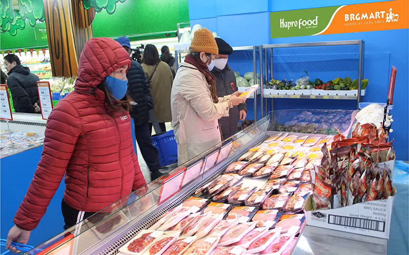 Người dân mua sắm tại siêu thị Haprofood/BRGMart.