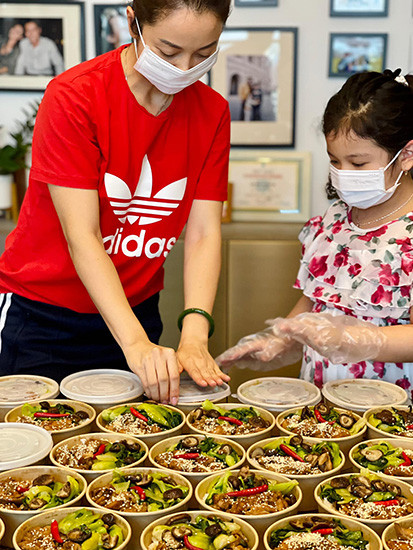 Hoa hậu Jennifer Phạm chuẩn bị các suất ăn cùng con gái. Các hoa hậu nấu cơm tặng bệnh viện -0